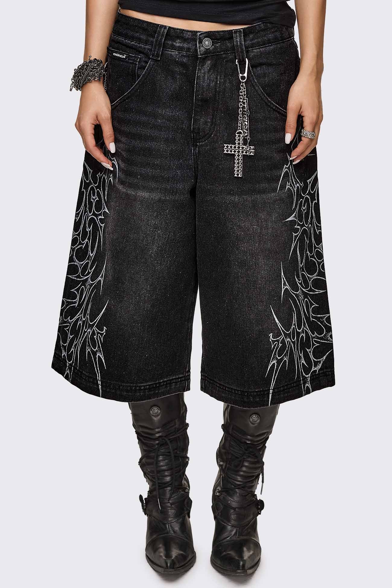 Black washed denim jorts with sigil side print, baggy wide-leg fit and cross keychain in a grunge Y2K style.