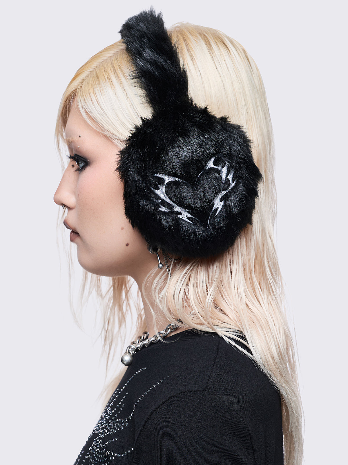 Black faux fur earmuffs with sigilism heart embroidered. 