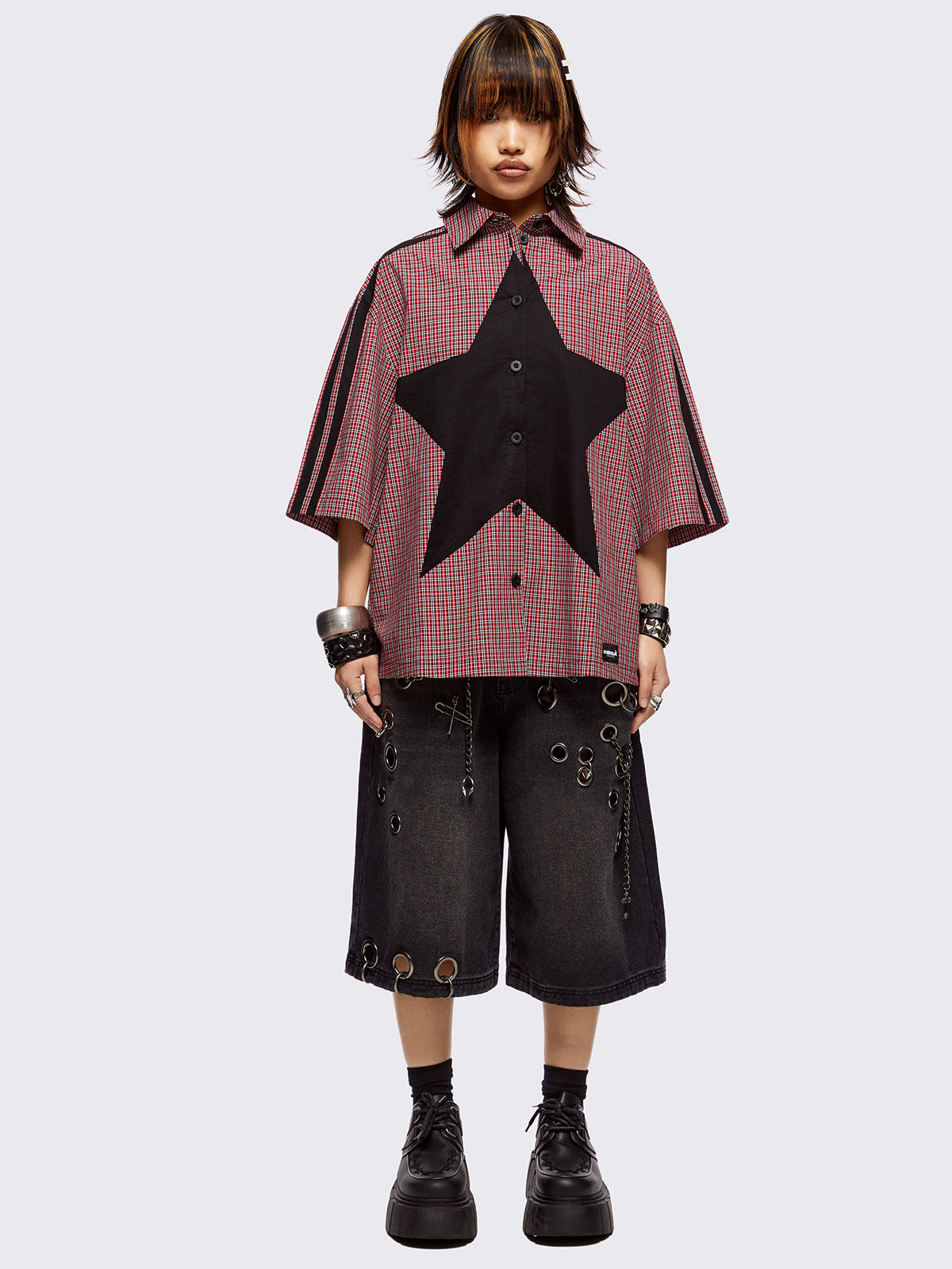 Checkered bowling shirt in red with black star patch