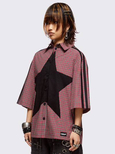Checkered bowling shirt in red with black star patch