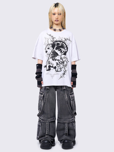 Off-white t-shirt with a front print of a kitty listening to music. Features a relaxed fit, crew neck, and short sleeves.